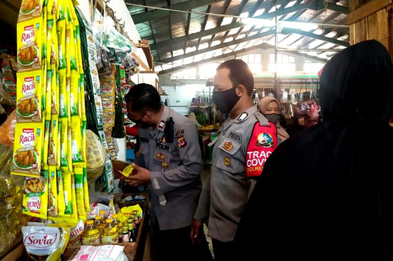 Jajaran Polsek Nanggung Adakan Pengecekan Harga dan Persediaan Minyak Goreng 1