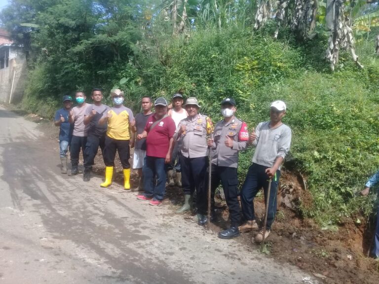 Menyambut Hut Bhayangkara ke 76 Kapolsek Nanggung Adakan Bakti Sosial di Jalan Ace Tabrani RW 02 1