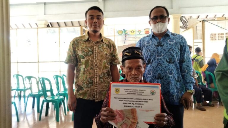 Pemdes Cisarua Salurkan BLT Dana Desa untuk 190 KPM 1