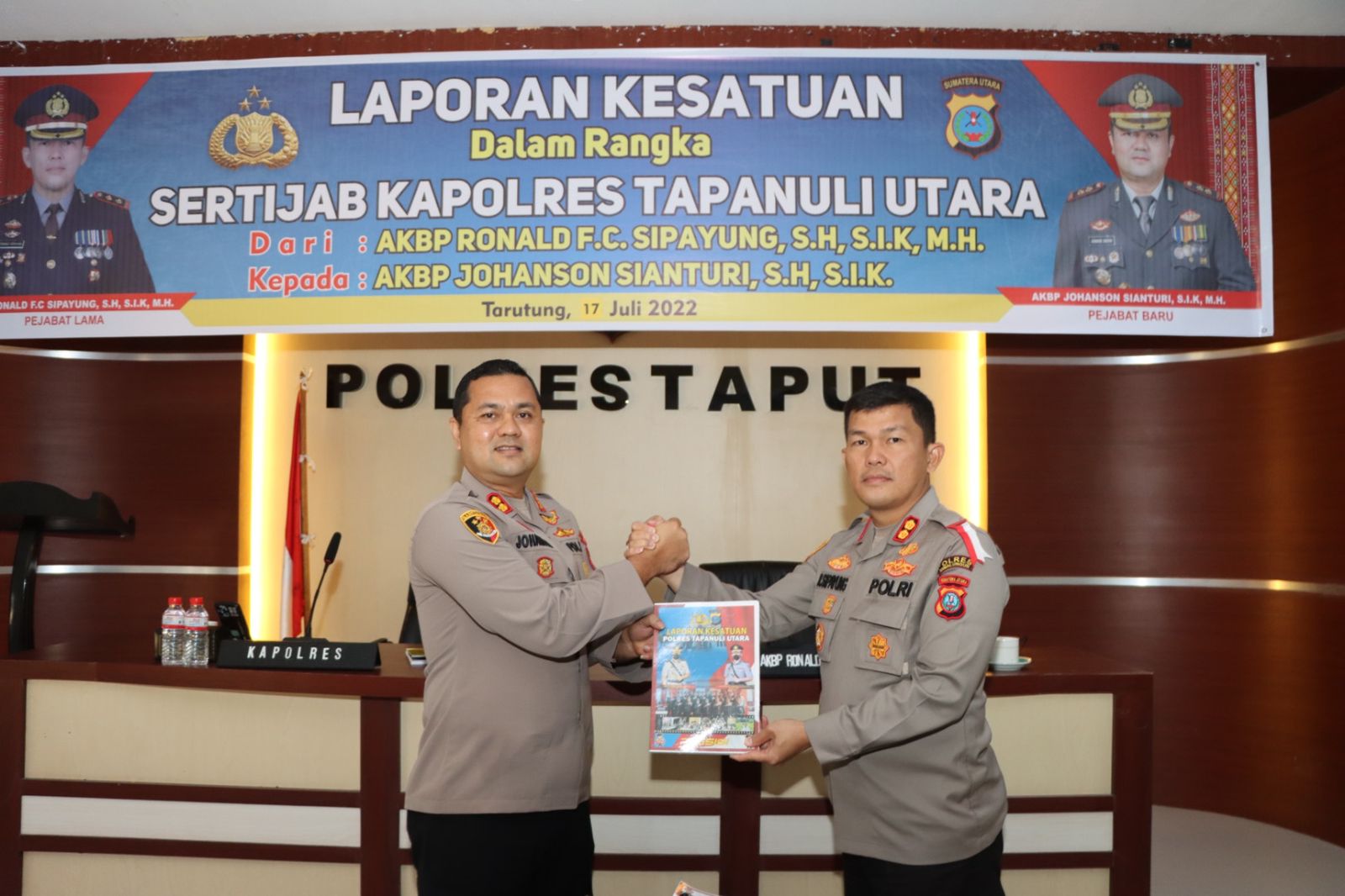 AKBP Ronald FC Sipayung SH SIK MH Sertijab dengan Kapolres Taput Baru AKBP Johanson Sianturi, SH.MH. 4