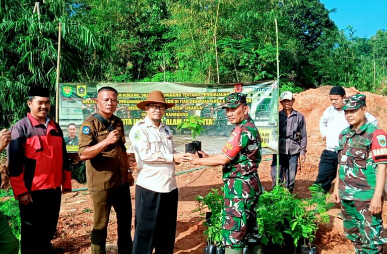 Babinsa Serahkan 1000 Bibit Pohon ke Kades Cisarua 1