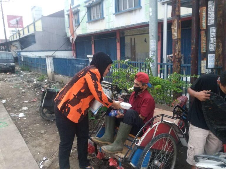 Bidang Peranan Wanita MPC PP Kabupaten Bekasi Bagikan Beras dan Nasi Kotak ke Tukang Becak 1