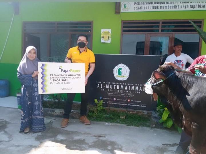FajarPaper Serahkan Bantuan 93 Kambing dan 3 Sapi Untuk Merayakan Hari Raya Idul Adha 2