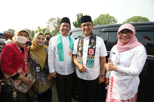 Gubernur Provinsi DKI Jakarta Panen Anggur di Vero Grapes Farm Cilincing 1