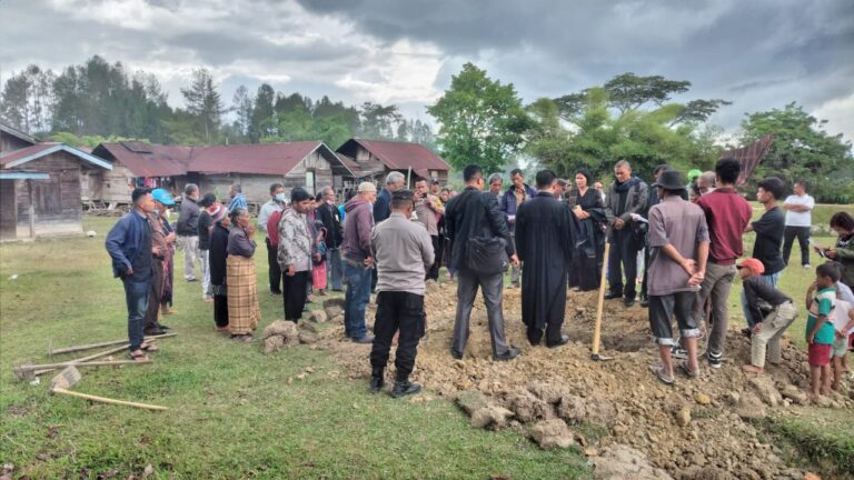 Kabag Ops Polres Samosir Bersama Kapolsek Pangururan Berhasil Mediasi Pemakaman Julinda Simalango 1