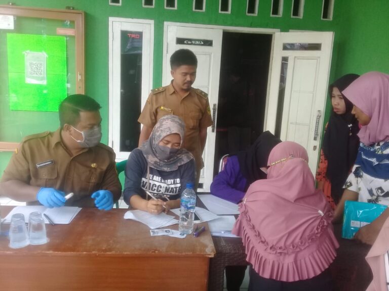 Kades Parmun salurkan BLT untuk 139 KPM Sekaligus Adakan Vaksinasi Boster 1