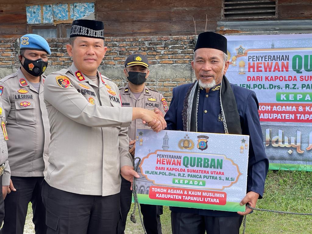 Kapolres Taput Serahkan Hewan Qurban Dari Kapoldasu Dalam Rangka Idul Adha 1443 H 2