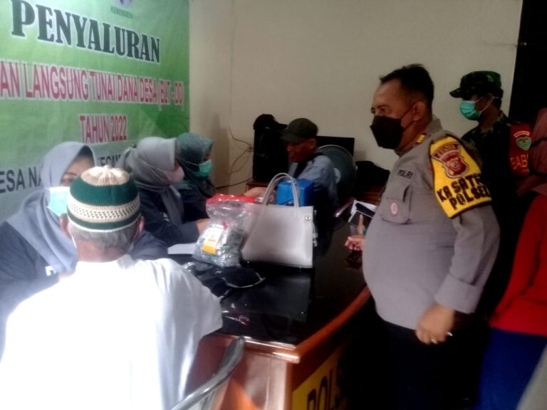 Kapolsek awasi suntik vaksin boster untuk warga desa nanggung yang dapat BLT 1