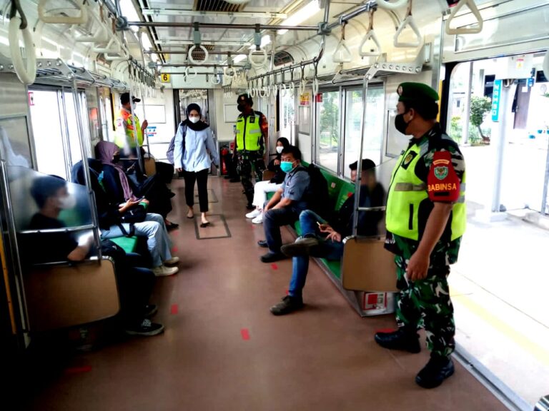 Koramil 0621-04 Klapanunggal Awasi Prokes di Statsion Nambo 1