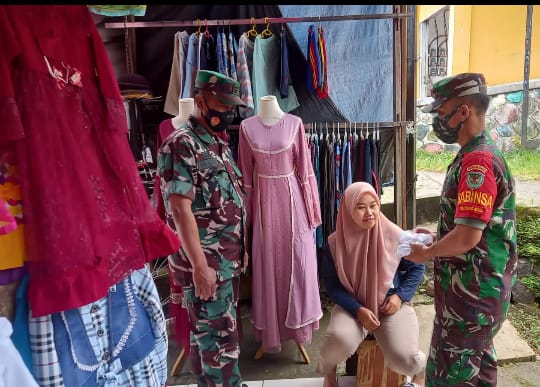 Koramil 0621-17 Nanggung Pantau Prokes dan Harga Minyak Goreng di Area Pasar1