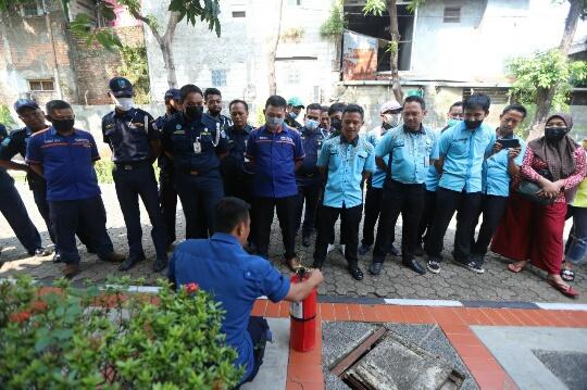 Petugas Pamdal, Kebersihan Dan Kantin Kota Jakarta Utara Diberi Pelatihan Menghadapi Kebakaran. 1