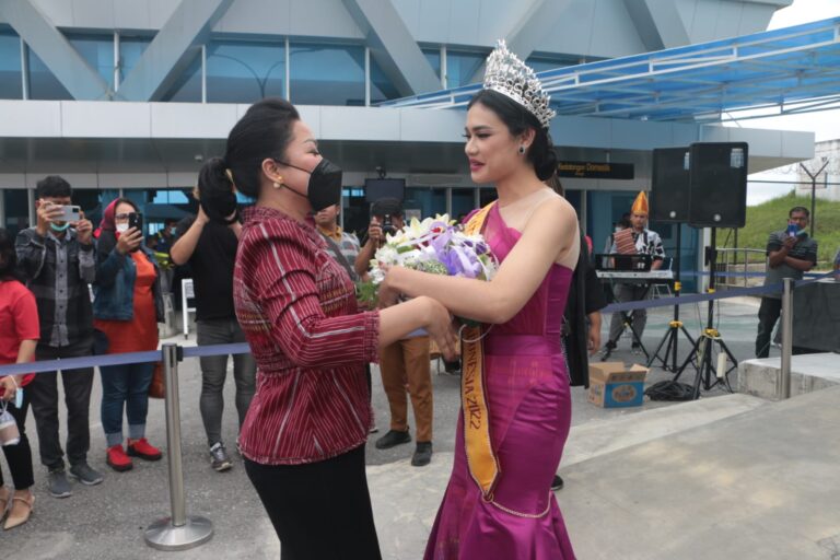 Puteri otonomi Indonesia 2022 Gresita Siahaan Kunjungi Taput Disambut Ketua Dekranasda Taput 1