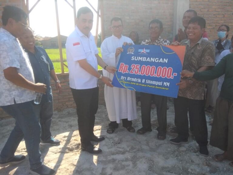 Reses Anggota DPR RI, Hendrik Halomoan Sitompul Beri Sumbangan Pembangunan Gereja 1