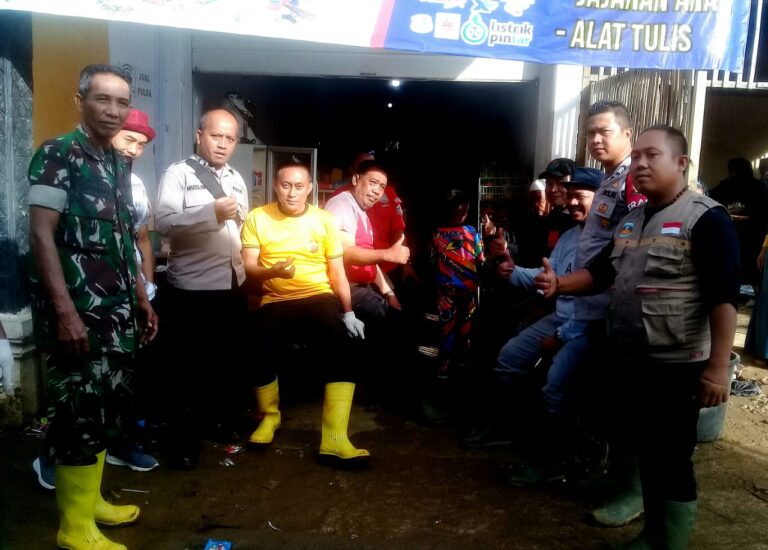 Ribuan Masyarakat Laksanakan Gotong - royong di Kampung Ciguha 1