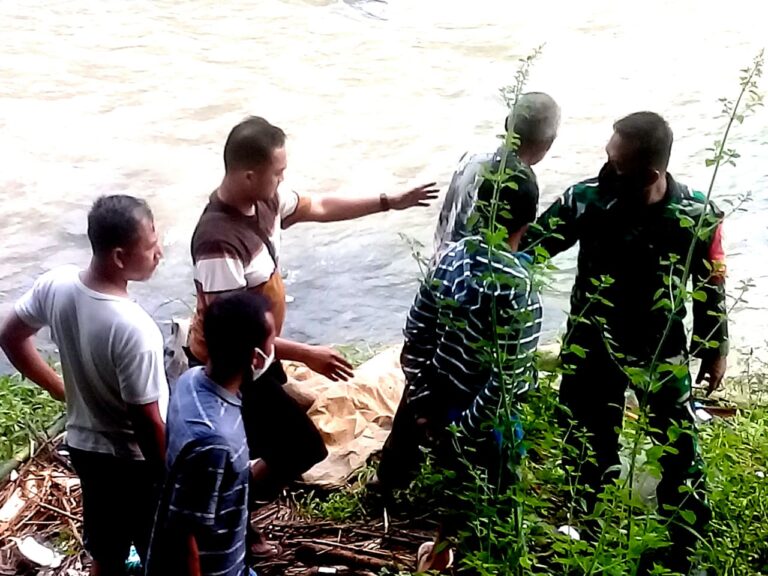 Tim Reskrim Polsek Nanggung Evakuasi Mayat Korban Hanyut di Bendungan Lukut 1