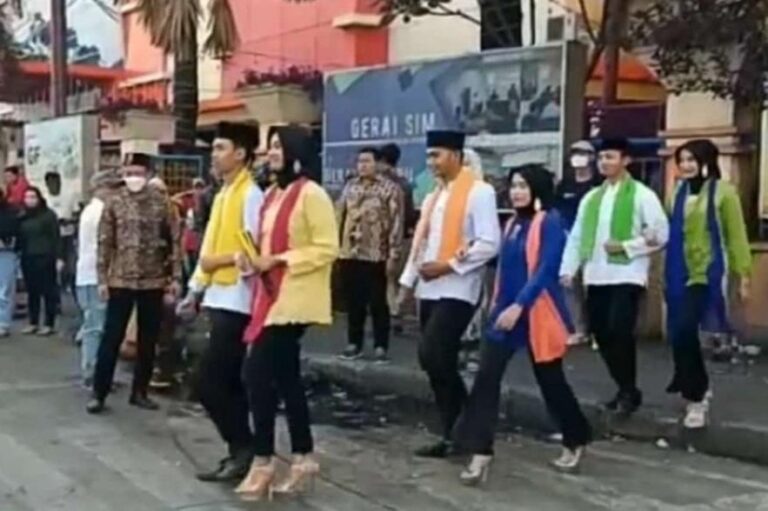 Abang Mpok Kab Bekasi Catwalk di Zebra Cross Cikarang Fashion Day 1