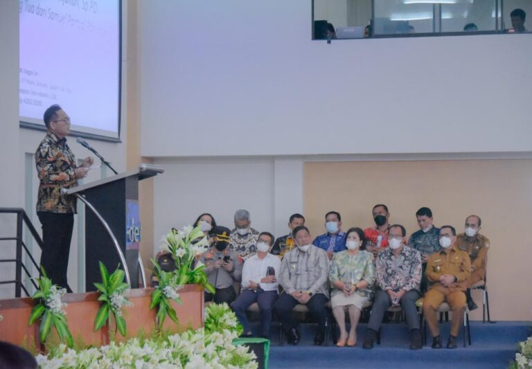 Bupati Humbahas Hadiri Wisuda dan Pengukuhan Siswa SMA Unggul Del Toba 1