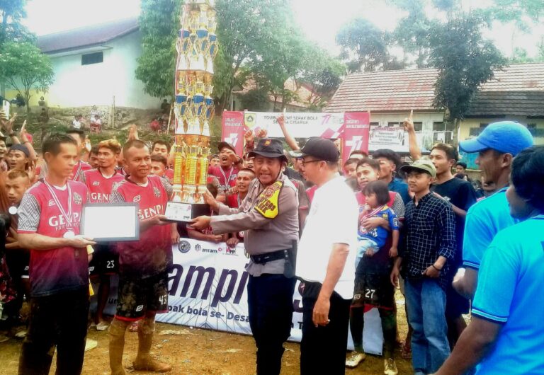 Jajaran Polsek Serta Linmas Beri Pengamanan di Pinal Sepak Bola Desa Cisarua 2
