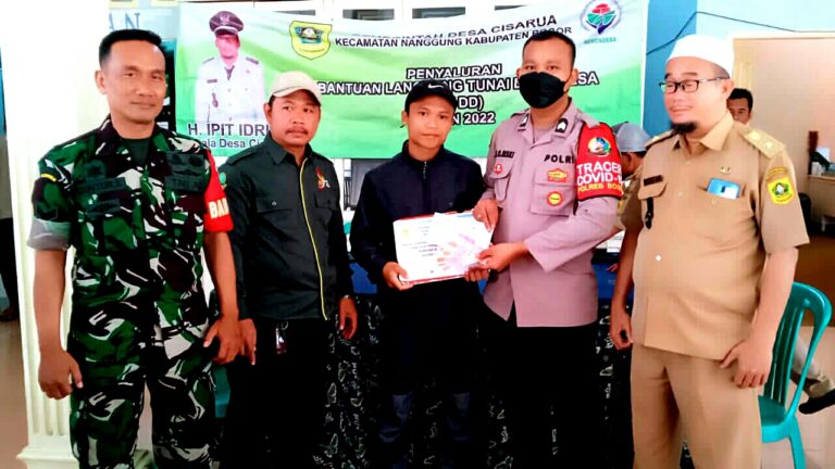 Kades Cisarua Salurkan BLT Didampingi Babinsa, Babinmas serta Pendamping Desa 1