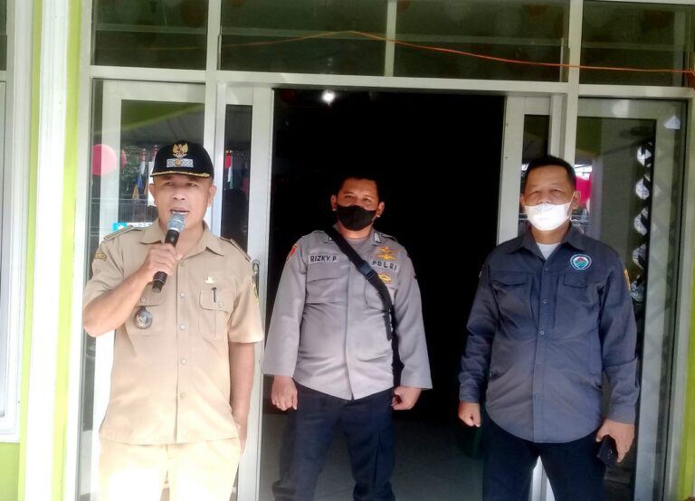 Kades Hambaro Didampingi Babinmas Salurkan BLT Sekaligus Vaksinasi Boster 1