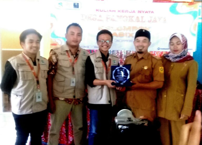 Kades Pangkal Jaya Menerima Cendera Mata Dari Mahasiswa UIN Jakarta 1