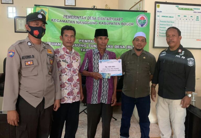 Pemdes Bantar Karet Salurkan BLT DD, Dibarengi Vaksinasi Boster 1