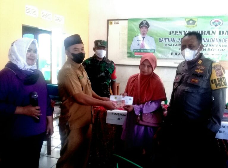 Pemdes Pangkal Jaya Salurkan BLT untuk 206 KPM Sekaligus Adakan Vaksinasi Boster 1