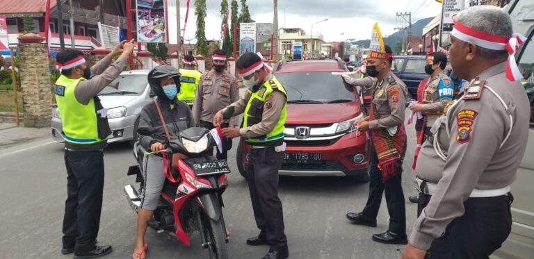 Sambut HUT RI ke 77, Polres Taput Bagikan 1000 Bendera dan 1000 Stiker 2