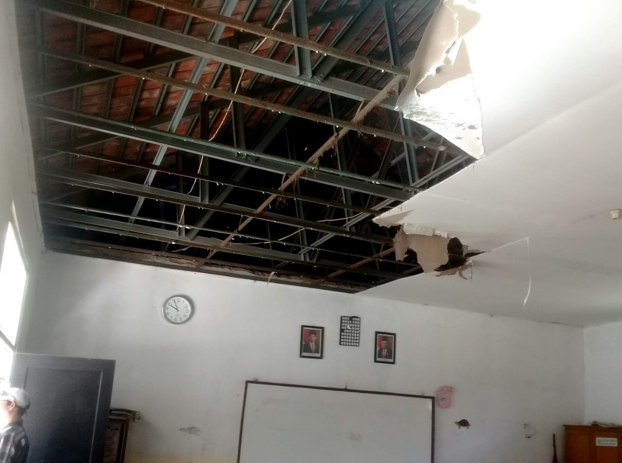 Bangunan SDN Ciketug, Desa Pangkal Jaya Dikhawatirkan Ambruk 3
