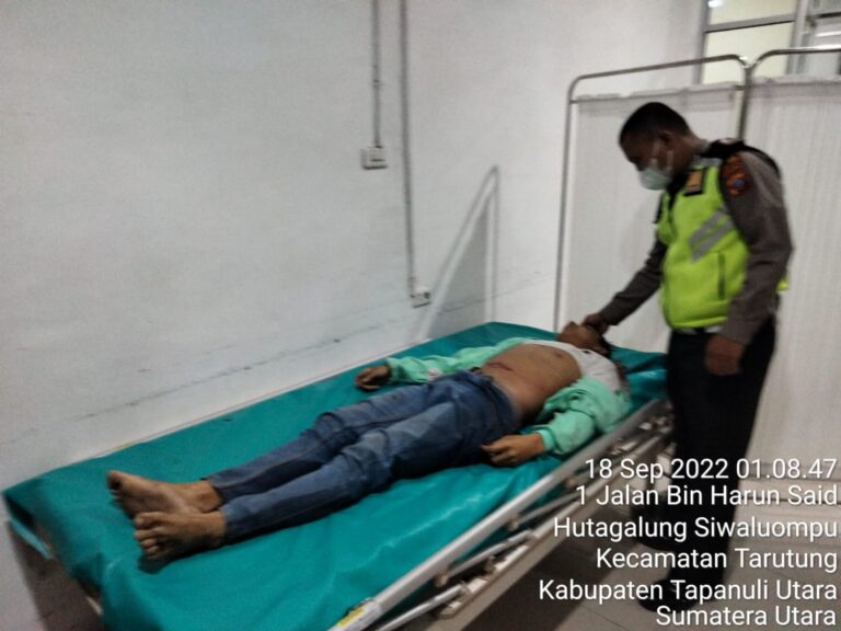 Bonceng 3 Naik Sepeda Motor, Tabrak Mobil Truck Dari Belakang Saat Parkir, 3 orang Tewas 1