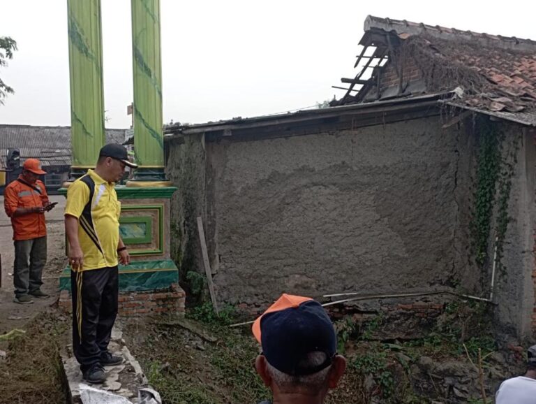 Kades Bojong Sari Giat Bersih Menjelang Musim Penghujan 1