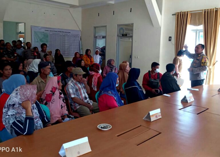 Kapolsek Nanggung Awasi Penyaluran BLT serta Vaksinasi Boster di Desa Malasari 1