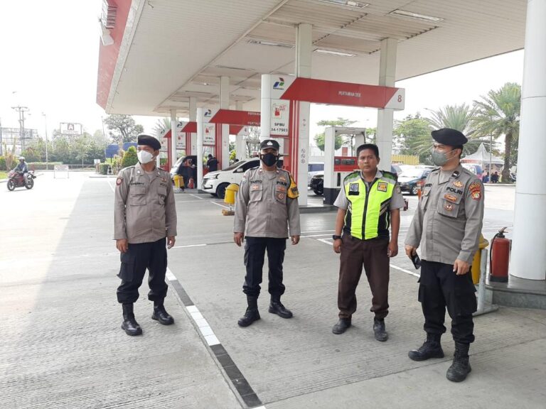 Personil Gabungan Pantau SPBU Cikarang Utara 1