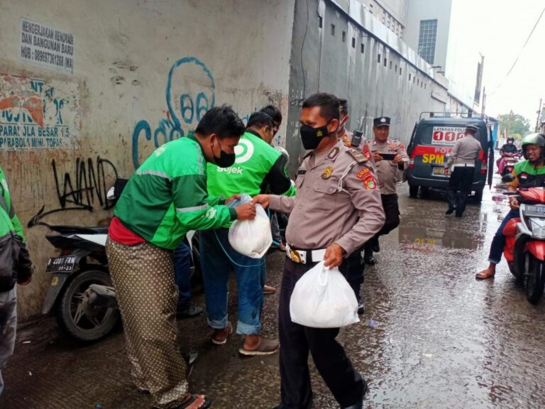 Polsek Cikarang Bagikan Ratusan Paket Sembako Imbas Dari Subsidi BBM 1