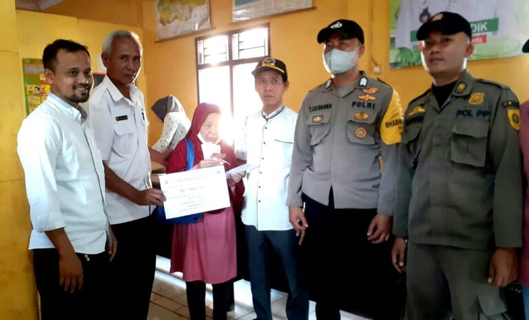 Babinmas, Satpol PP Dampingi Kades Nanggung Salurkan BLT untuk 164 KPM 1