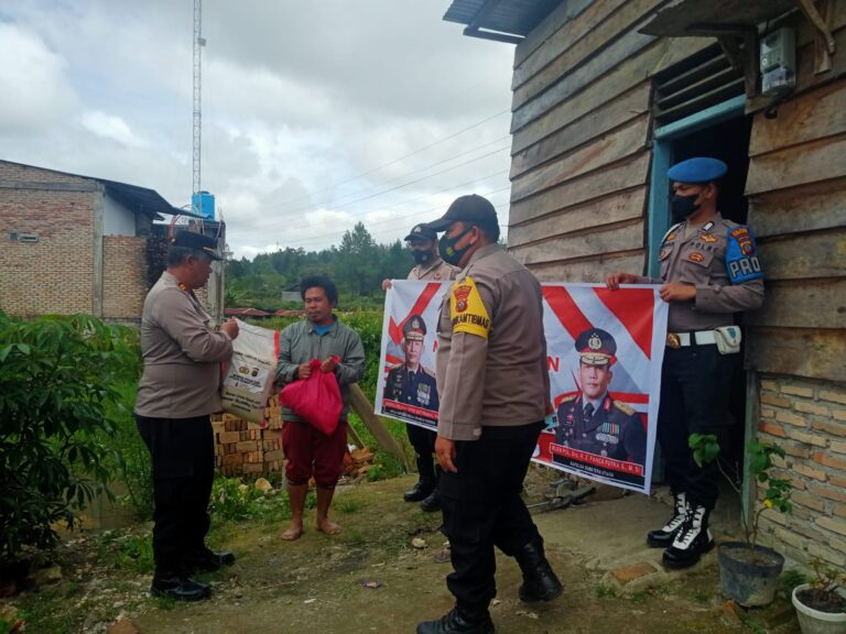 Dalam Rangka Wujud Polri Peduli Mabes Polri, Polda Sumut Dan Polres Humbahas Salurkan Bansos kepada Warga yang Kurang Mampu