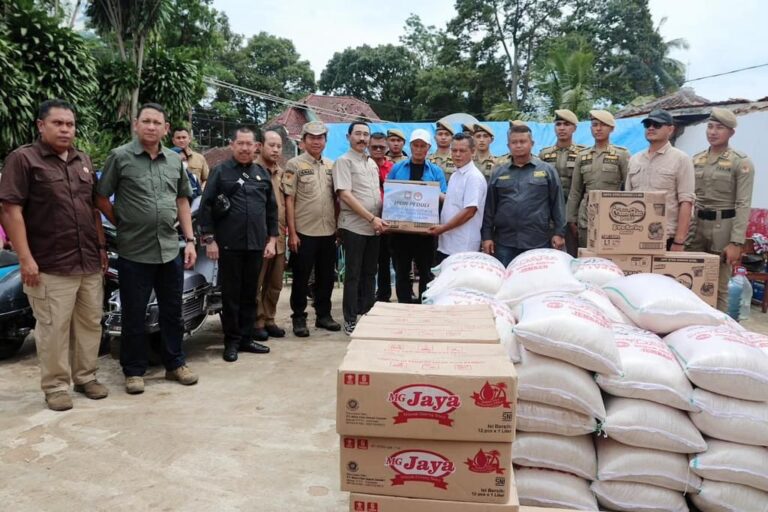 Dr. Drs. Hadi Prabowo., M.M. Rektor IPDN - Kemendagri Beserta Jajaran Pimpinan dan 30 Orang Praja Memberikan Bantuan Secara Langsung 2