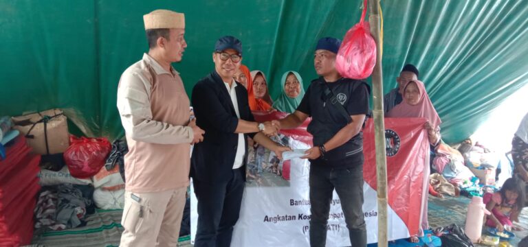Dr. Drs. Muhadam Labolo, M.SI. Ketua PASOPATI STPDN Mendistribusikan Bantuan Langsung Kepada Korban Gempa di Kabupaten Cianjur 1
