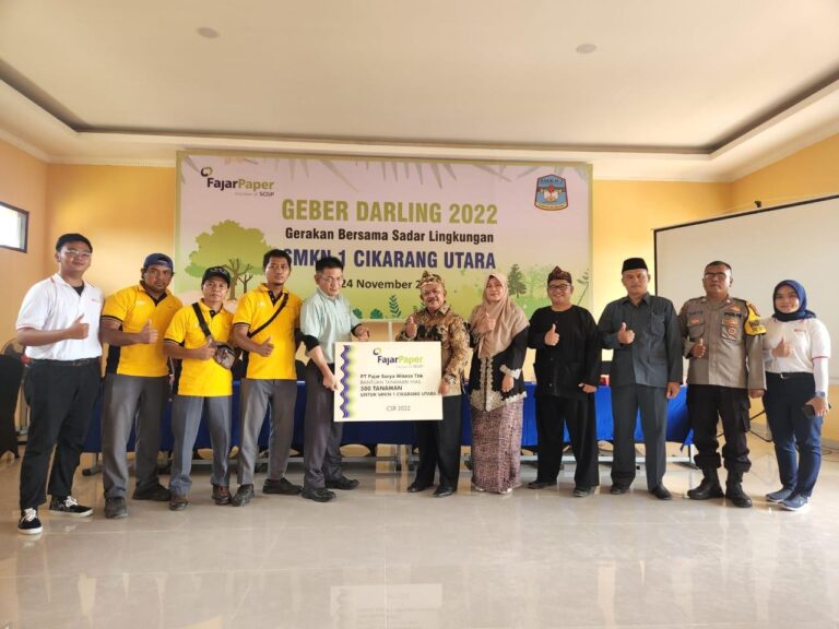 FajarPaper Berikan Bantuan 500 Tanaman Hias ke SMKN 1 Cikarang Utara 1