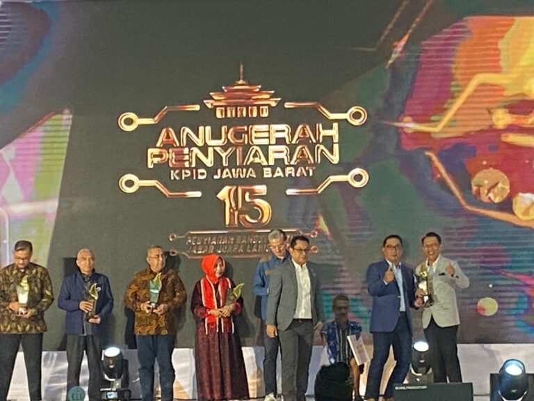 Gubernur Jabar Berikan Apresiasi Kepada 437 Lembaga Penyiaran Pada Acara Puncak Malam Anugerah Penyiaran Jabar Ke 15 1