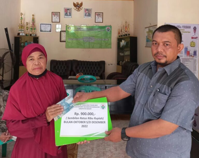 H. Hotib Kades Bantar Karet Salurkan BLT Dana Desa 3 Bulan Sekaligus 1