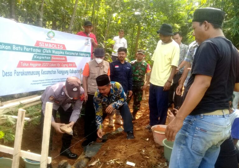Kades Parakan Muncang Laksanakan Pemasangan Batu Pertama di Kp Cogreg 3