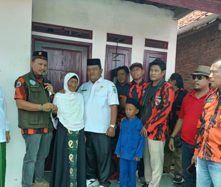 MPC PP Kab Bekasi Melalui Tim Bedah Rumah, Serah Terima Kunci Pada Seorang Nenek dan Yatim di Babelan