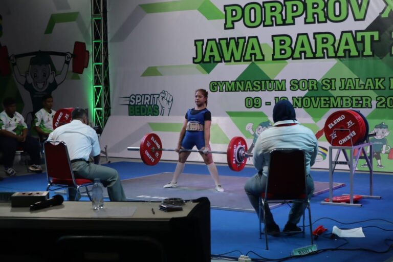 Medali Emas Untuk Angkat Berat di Raih Kontingen Kab Bekasi