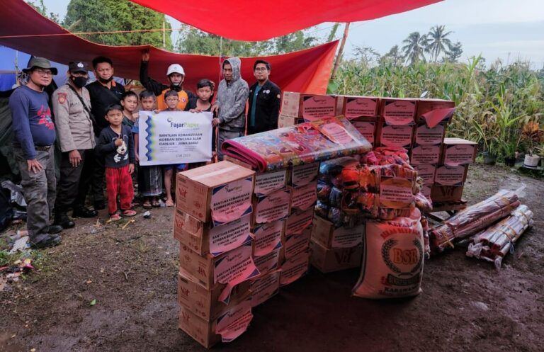 FajarPaper Berikan Bantuan Bahan Pangan dan Alat Pengungsian Secara Langsung Kepada Korban Gempa di Cianjur, Jawa Barat 2