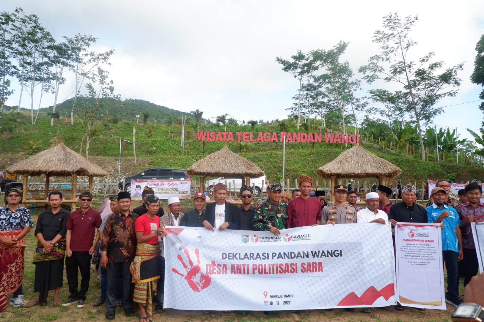 Panwaslu Kecamatan Lembar Lombok Barat Berkolaborasi dengan Seluruh Lapisan Masyarakat Sukseskan Pemilu dan Pilkada 2024 dalam Deklarasi Piagam Pandan Wangi Tolak Politisasi Sara 1