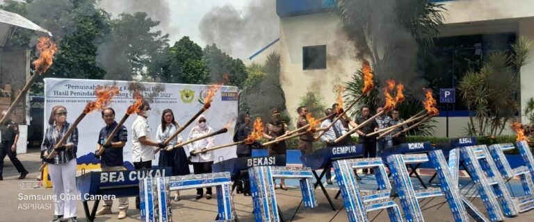 Sebanyak 4.37 Juta Rokok dan Minuman Beralkohol Ilegal Dengan Nilai 4.66 Miliar di Musnahkan Bea Cukai Bekasi 2
