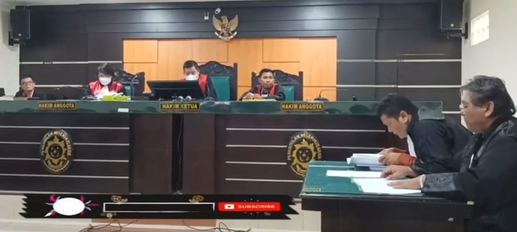 Setelah dibacakan, Pengacara Agus Sitohang Serahkan Nota Pembelaan Kepada Majelis Hakim dan JPU 1