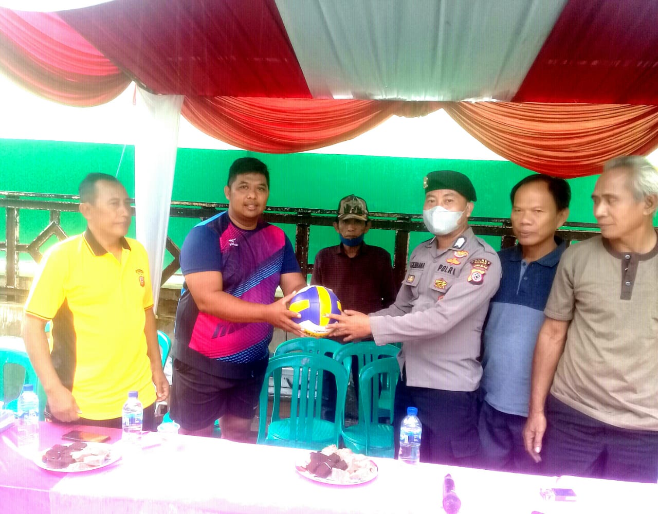 Untuk Memotivasi, Babinkantibmas Serahkan Bola Poli Ke Panitia Turnamen Bola Poli Plamboyan Cup 1