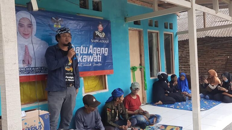 Hj. Ratu Ageng Rekawati Bedah Rumah Nenek Jaenab di Labuan Pandeglang 4